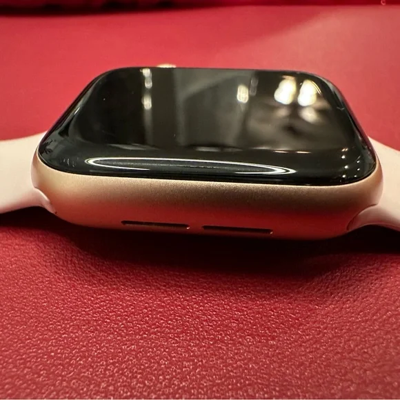 Series 5 Apple Watch - Rose Gold + 3 bands - Picture 7 of 13